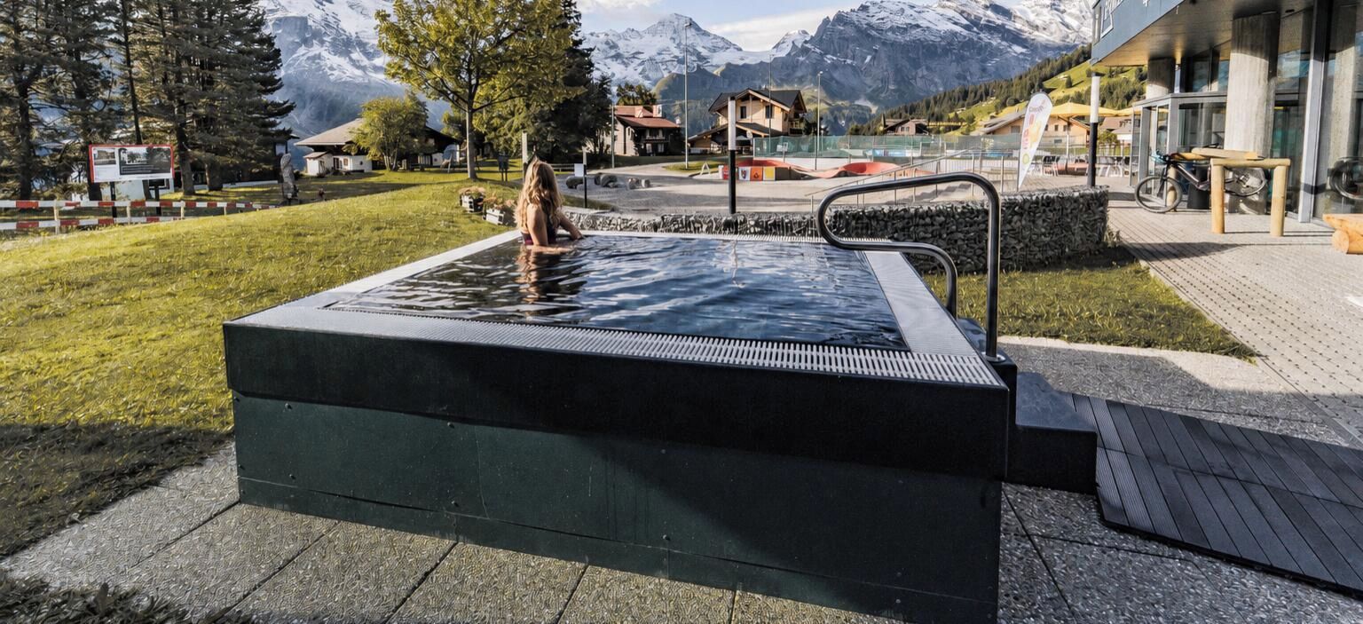 Un bain à remous avec vue sur les montagnes en arrière-plan.