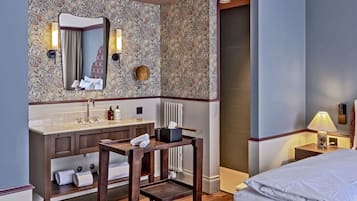 2 Schlafzimmer, Allergikerbettwaren, Daunenbettdecken, Minibar