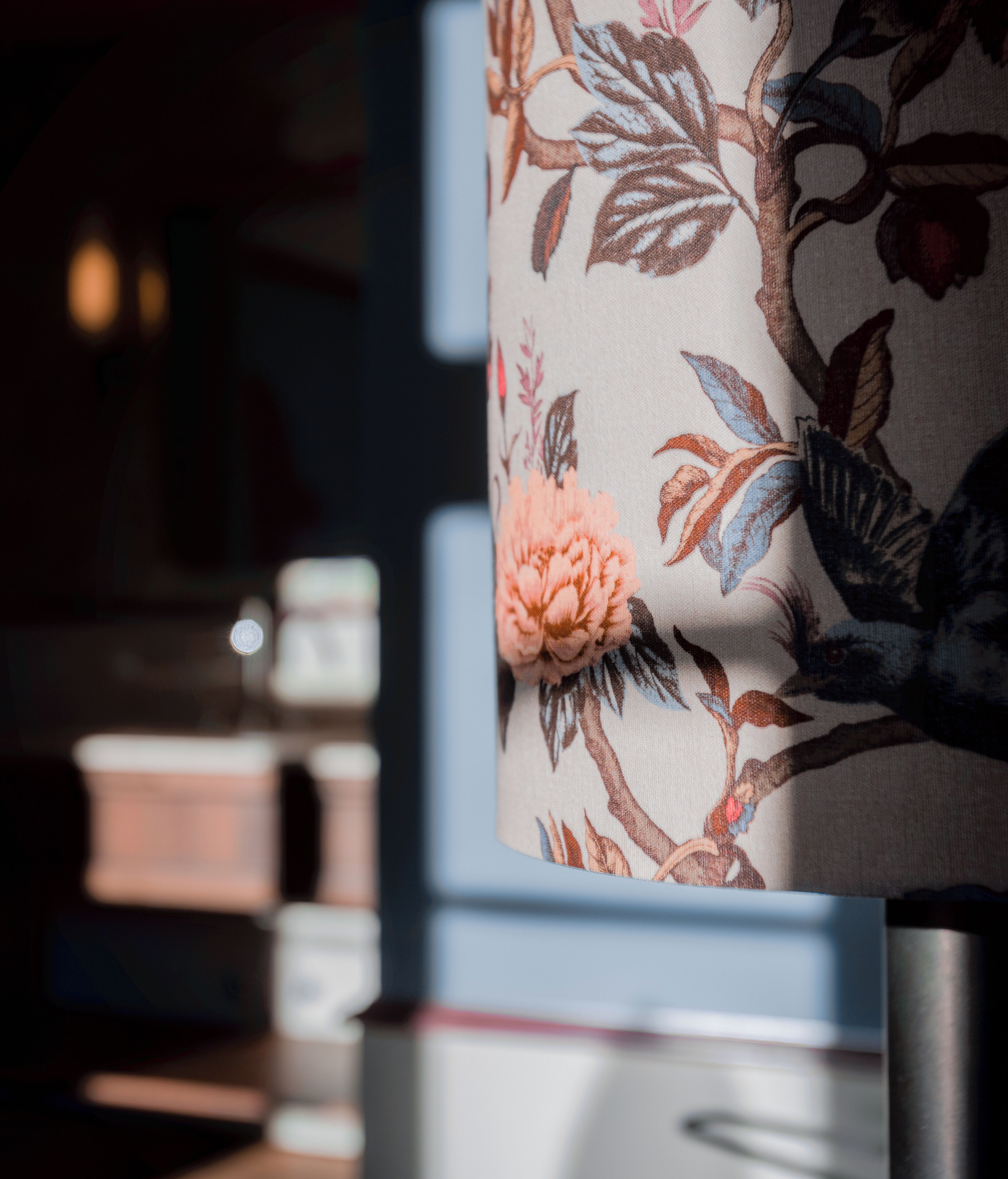 Primer plano de un tejido con estampado floral, parte de un mueble.