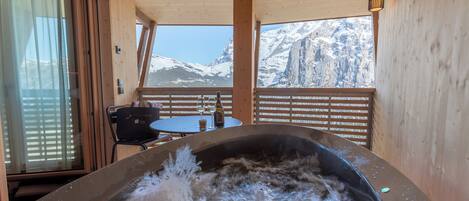 Un bain à remous avec vue sur les montagnes enneigées.