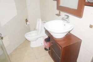 デラックス アパートメント | バスルーム | バスアメニティ (無料)、バスローブ、スリッパ