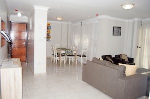 Flat-screen TV - EL MIMOSA COMPLEX (Douala)