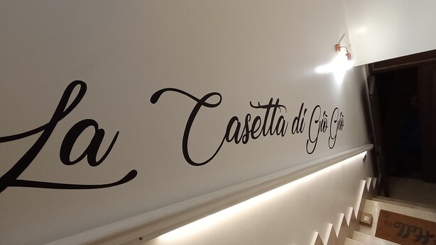 Una pared con el texto "La Casetta di Giò", que indica un lugar o establecimiento.