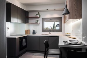 Casa | Cocina privada | Refrigerador, horno, parrilla de estufa y tetera eléctrica 