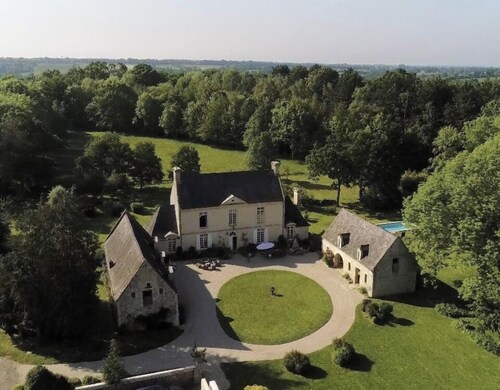 Manoir près de Bayeux et des plages du D-Day. Calme absolu. Piscine chauffée.