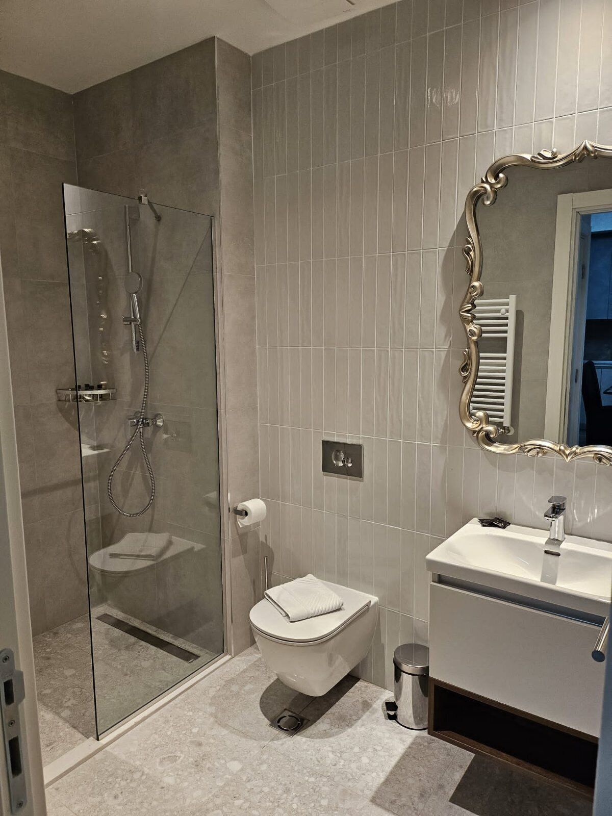 Deluxe Apartment | Bathroom | Slippers, towels