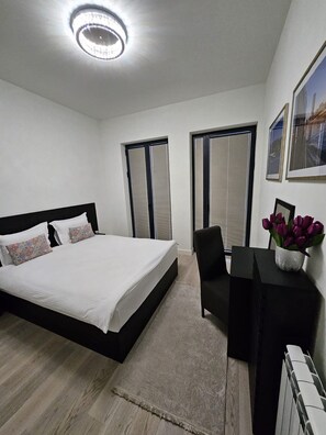 1 غرفة نوم ومكتب وستائر تعتيم ومكواة/لوح كي