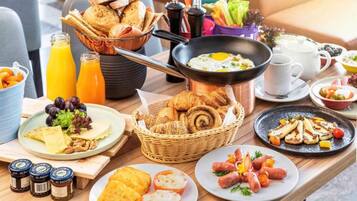 Desayuno buffet diario (SAR 60 por persona)