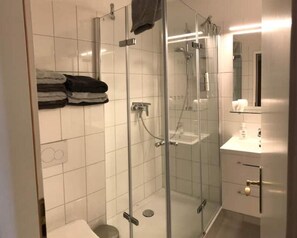 Dusche, Haartrockner, Handtücher, Seife