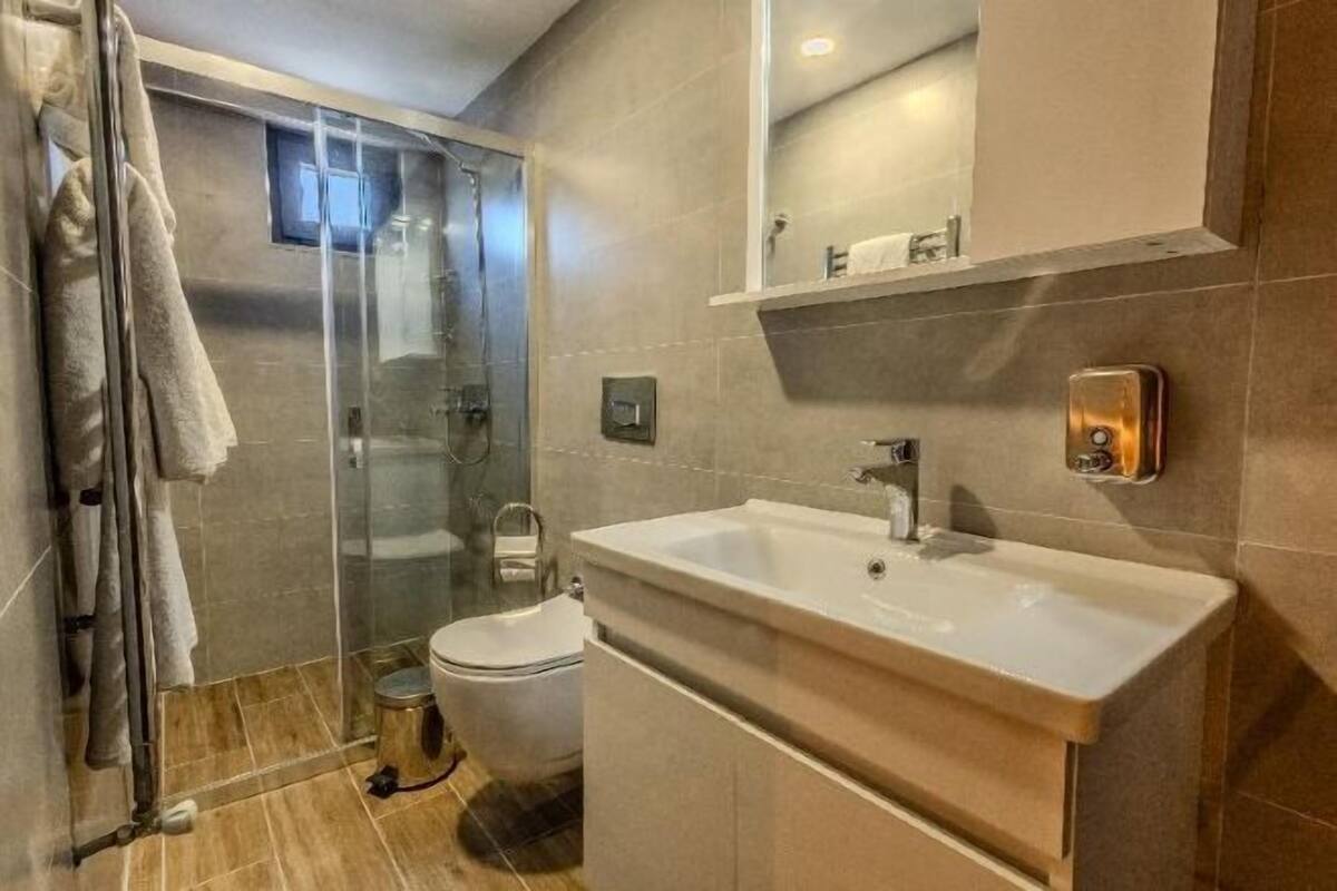 Kamar mandi | Perlengkapan mandi gratis dan pengering rambut