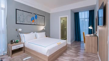 Ropa de cama de alta calidad, cubrecamas, minibar y escritorio