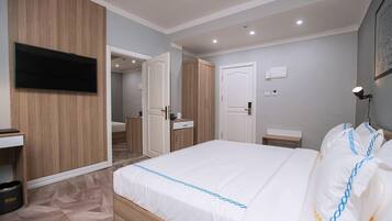 Roupas de cama premium, edredons de pluma, frigobar, escrivaninha