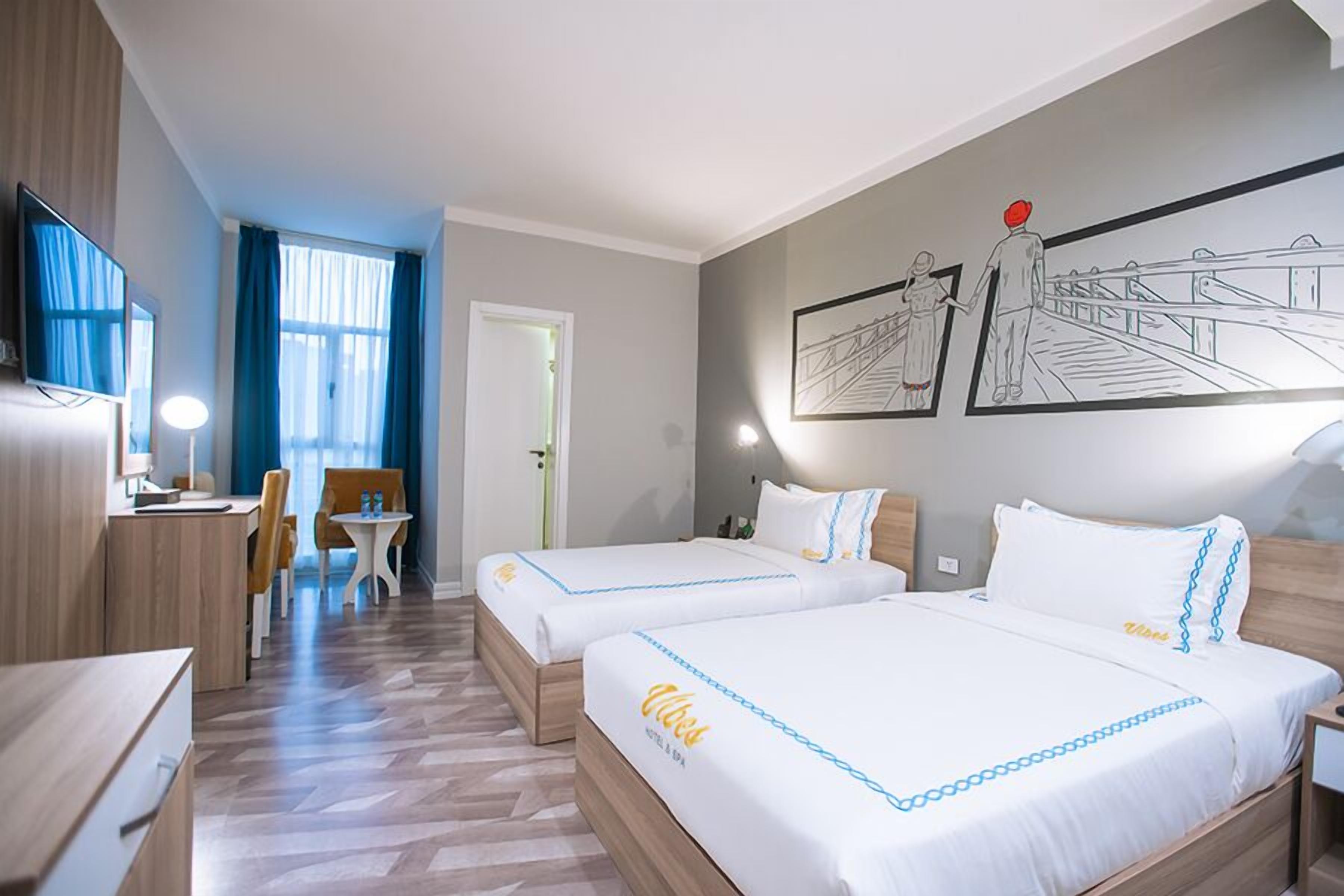 Ropa de cama de alta calidad, edredones de plumas, minibar y escritorio