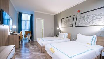 Ropa de cama de alta calidad, edredones de plumas, minibar y escritorio