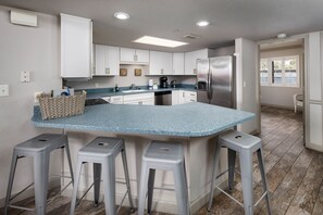 冷蔵庫、電子レンジ、オーブン、コンロ