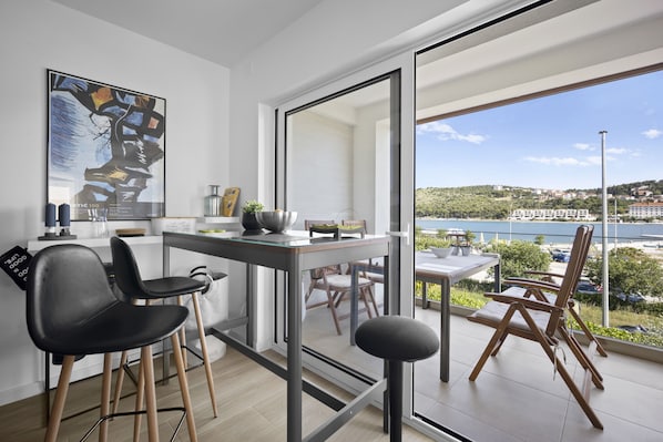 컴포트 아파트 | 거실 공간 | 디지털 채널 시청이 가능한 32인치 LCD TV