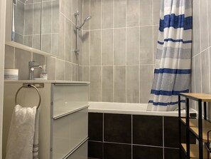 Haartrockner, Handtücher, Seife, Toilettenpapier