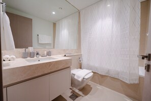 Appartement Deluxe | Salle de bain | Baignoire, sèche-cheveux, serviettes fournies, papier toilette