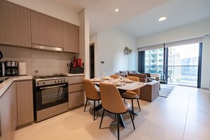 Appartement Deluxe | Cuisine privée | Réfrigérateur, micro-ondes, four, grille-pain