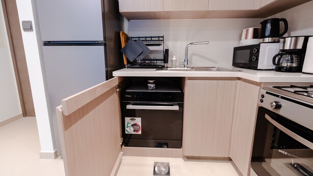 Deluxe Apartment | Private kitchen | Fridge, microwave, oven, toaster - SuperHost - Downtown Gem: 1BR Apartment at Act One l Act Two (Dubai)
