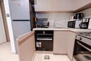 Deluxe Apartment | Private kitchen | Fridge, microwave, oven, toaster - SuperHost - Downtown Gem: 1BR Apartment at Act One l Act Two (Dubai)