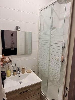 Shower, hair dryer, towels, soap - Appart 2 Pièces Dans L'hyper Centre au Calme (Clichy)