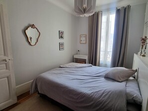 1 slaapkamer, een strijkplank/strijkijzer, wifi, beddengoed