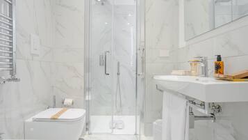 Deluxe Room | Bathroom