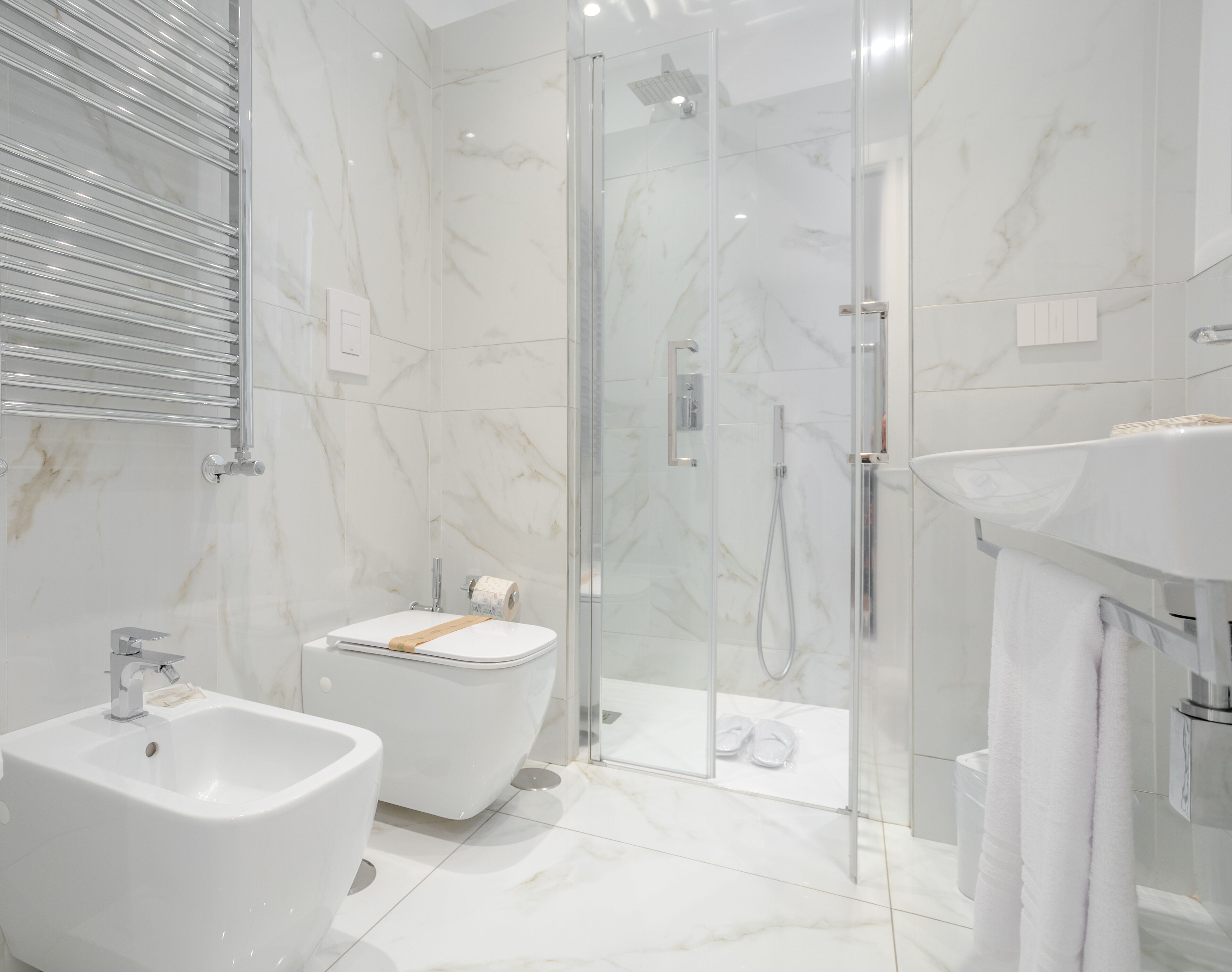 Deluxe Room | In-room safe, desk, blackout drapes, soundproofing