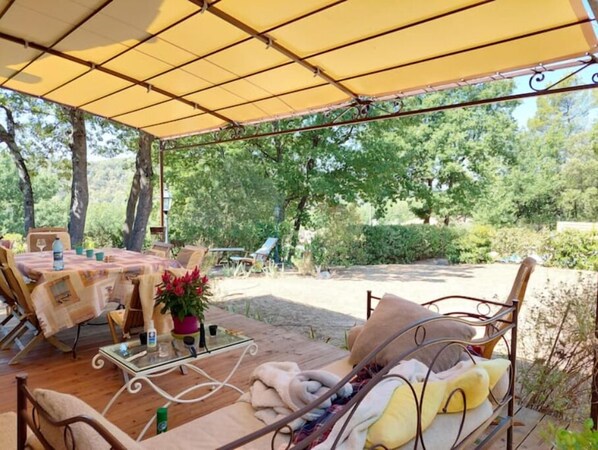 Outdoor dining - Nid D'amour à la Campagne (Salernes)