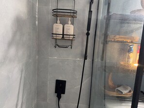 Secador de cabelo, toalhas de banho, sabonete, shampoo