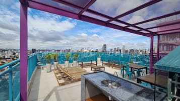 Apartamento luxo | Opções para refeição ao ar livre