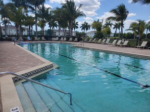 Utendørsbasseng og et oppvarmet basseng