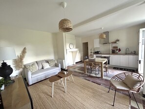 Tv, eldstad, tv-spel och bordsfotboll