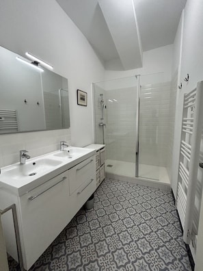 Douche, sĂšche-cheveux, serviettes fournies, papier toilette