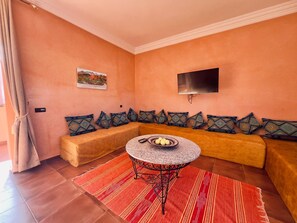 Smart TV, fireplace, books - Family villa with swimming pool and a wonderful mountain view (Ait Faska)