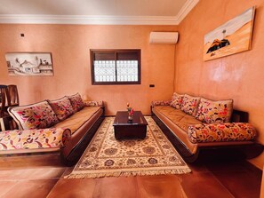 Smart TV, fireplace, books - Family villa with swimming pool and a wonderful mountain view (Ait Faska)