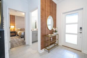 4 sovrum, skrivbord, strykjärn/strykbräda och resesäng