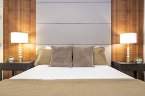 4 habitaciones, escritorio y tabla de planchar con plancha