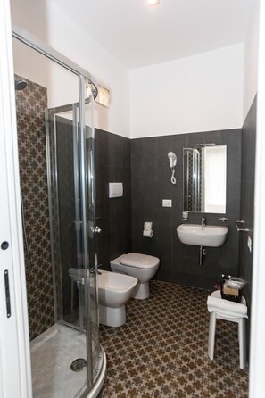 Habitación Deluxe | Baño | Ducha y cabezal de ducha tipo lluvia