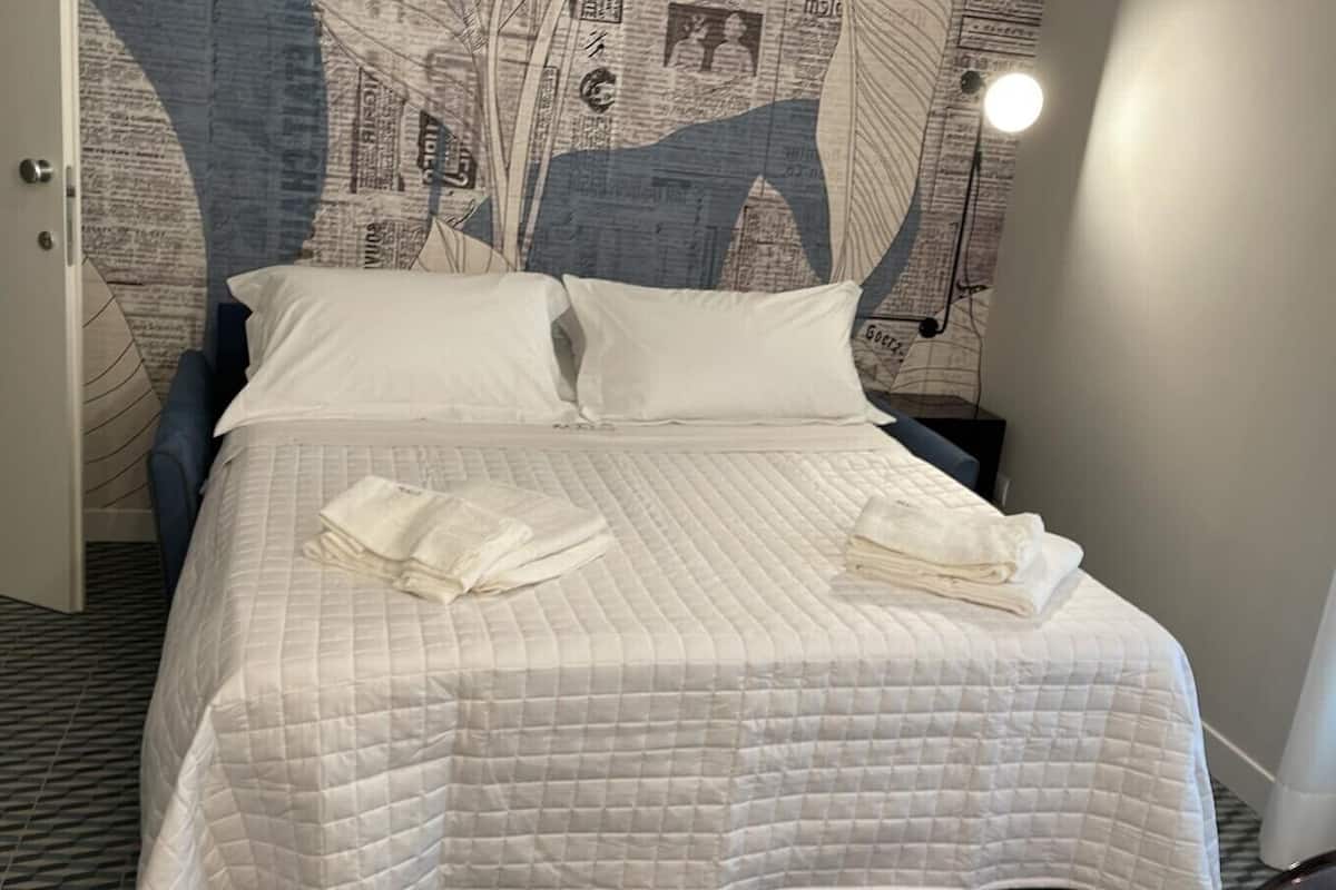 1 bedroom, in-room safe, individually furnished, desk