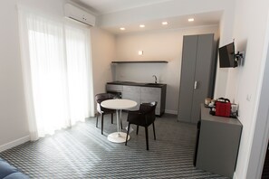 Family Room | 1 bedroom, in-room safe, individually furnished, desk - Malu Suites (Messina)
