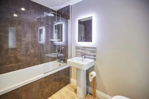 Douche, sèche-cheveux, serviettes fournies, shampoing