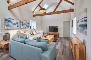 TV, offices - Host & Stay | The Loft (Berwick-upon-Tweed)