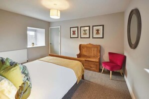 2 bedrooms, desk, iron/ironing board, WiFi