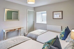 2 bedrooms, desk, iron/ironing board, WiFi