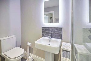 Shower, hair dryer, towels, shampoo