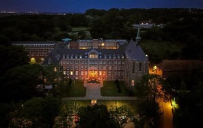 Front of property - evening/night - SEPHS Hotel (Sittard)