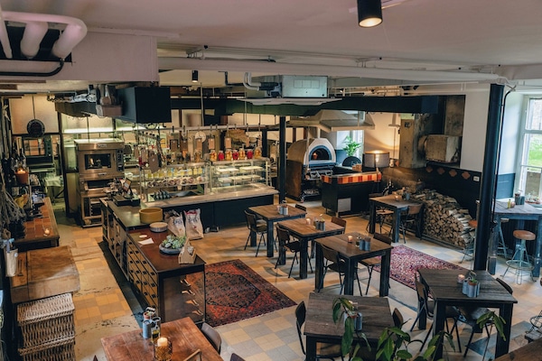 2 restaurantes; se sirve almuerzo y cena