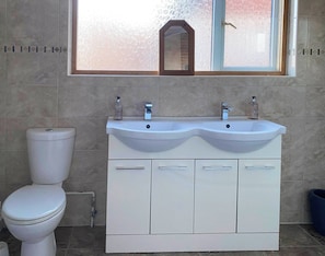 Basic Suite | Bathroom